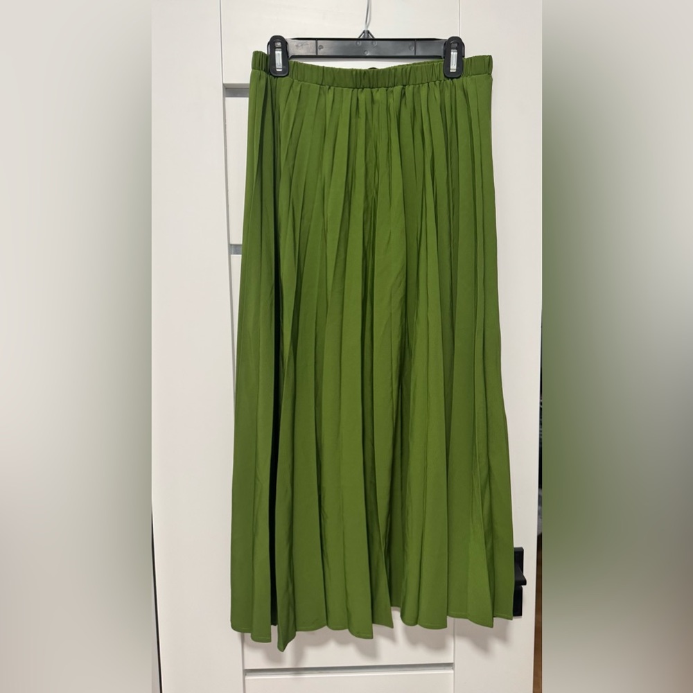 Chic Olive Green Midi Skirt